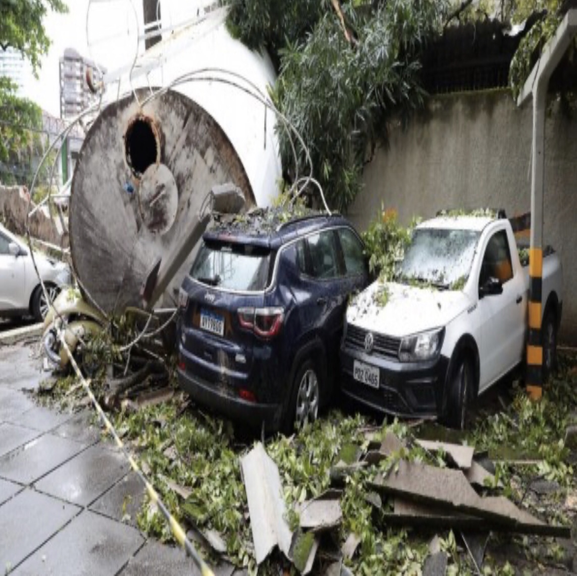 Reservatório de água de supermercado desaba, atinge carros e assusta moradores de prédio no Recife