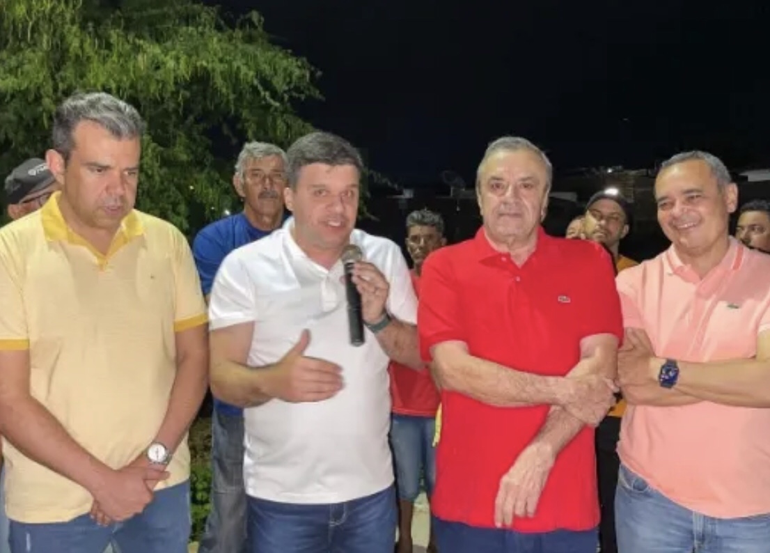 Inauguração de calçamentos em São José do Egito vira ato político