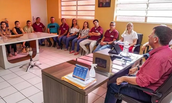 Prefeito de Itapetim, Adelmo Moura, cobra mais empenho da equipe em meio a desafios financeiros