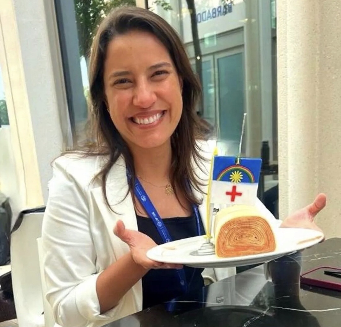Raquel comemora 45 anos na COP28  com bolo de rolo