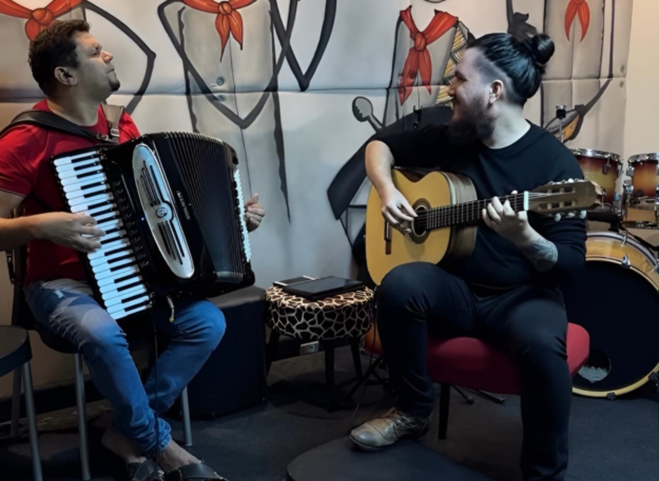 Duo instrumental apresenta clássicos do Choro brasileiro em Lajedo
