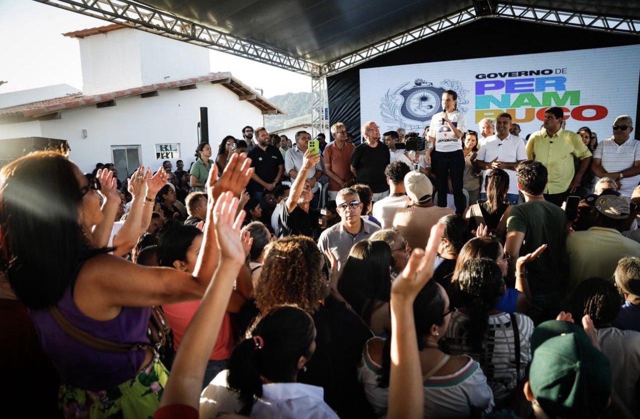Em Vicência, Raquel Lyra entrega casas pelo Morar Bem PE e novos ônibus escolares