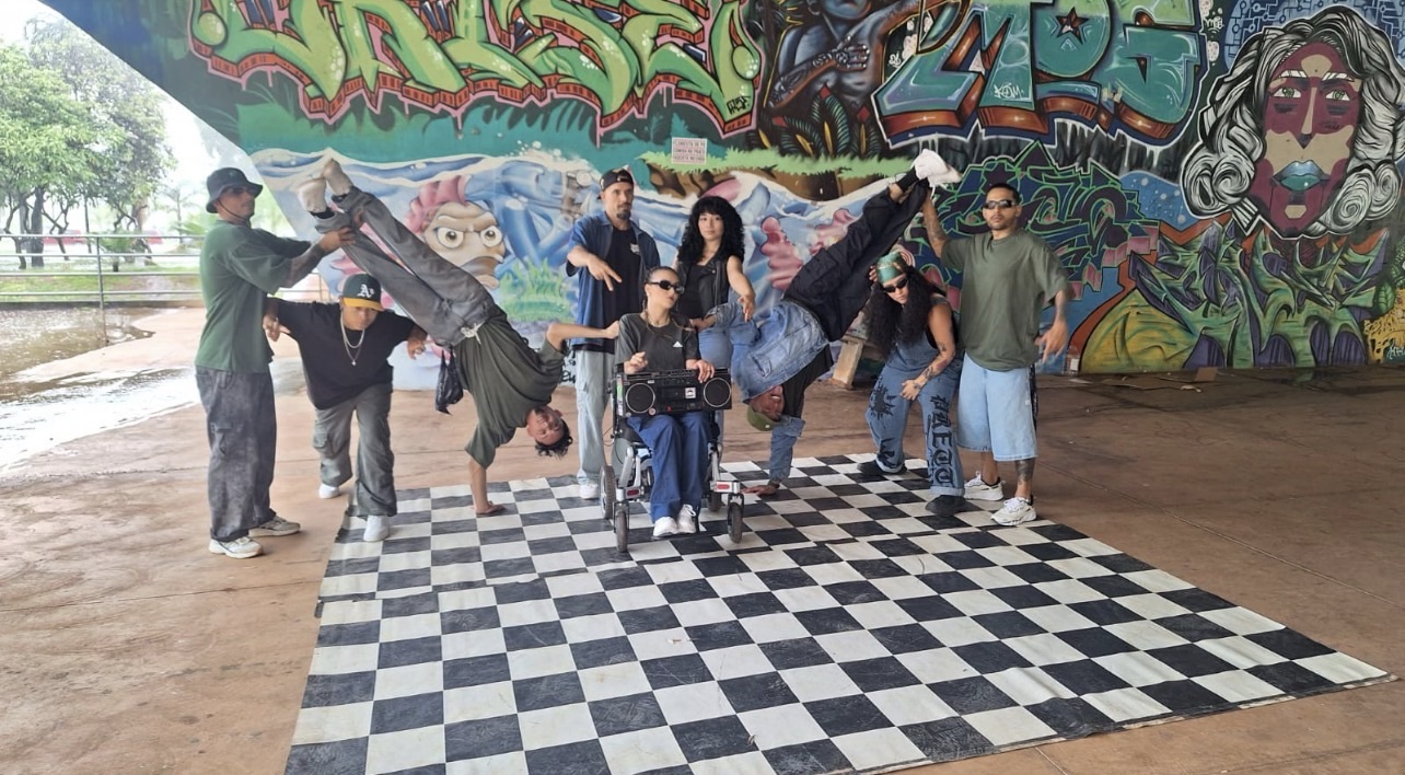 Hip hop ocupa escolas do DF com espetáculo que une arte, ancestralidade e transformação social