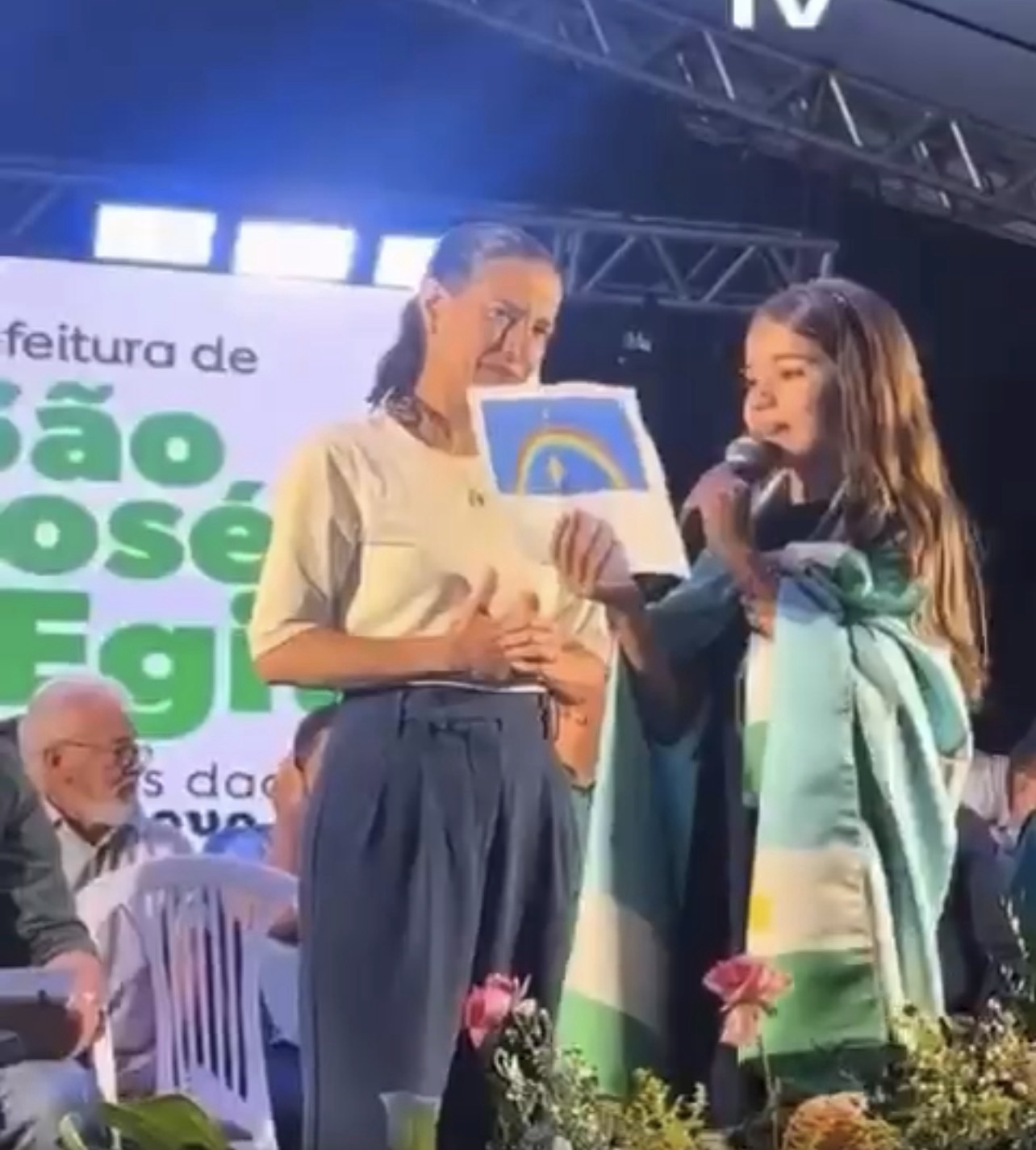 Raquel Lyra se emociona com homenagem em poesia durante passagem pelo Pajeú