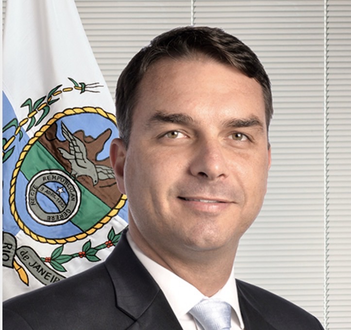 Flávio Bolsonaro esclarece contato com empresário e reforça apoio cultural a filme sobre Jair Bolsonaro
