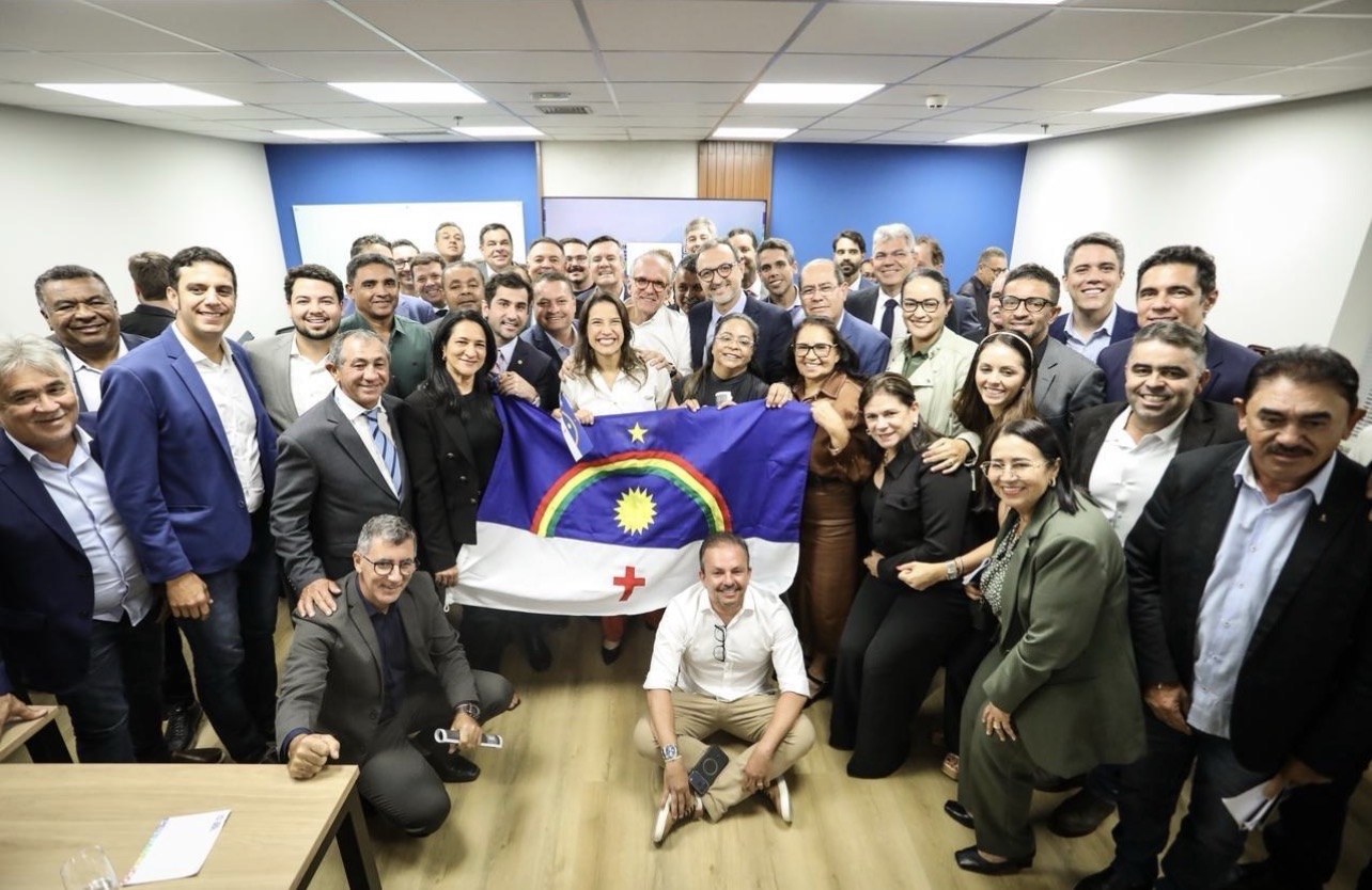 Raquel Lyra assina retomada da Transnordestina em agenda com prefeitos pernambucanos, em Brasília