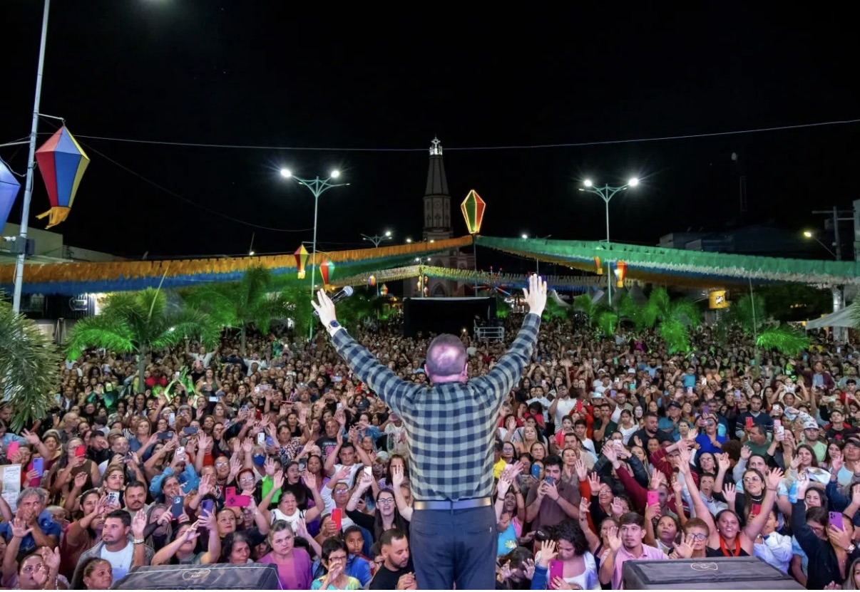 Praça de Itapetim reúne multidão em noite de fé durante a Festa de São Pedro