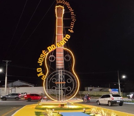 Viola gigante transforma entrada de São José do Egito em novo símbolo da Terra da Poesia