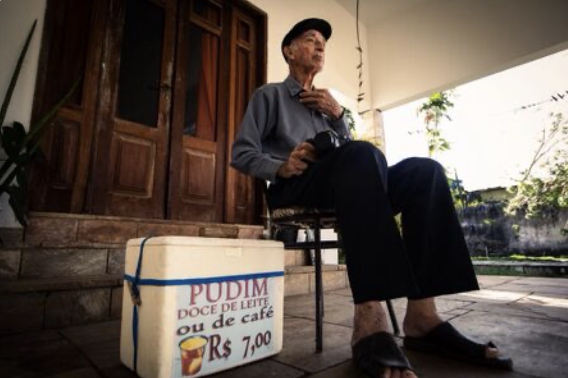 Aos 85 anos, idoso vendedor de pudins que emocionou as redes revela uma vida entre a fotografia e a culinária
