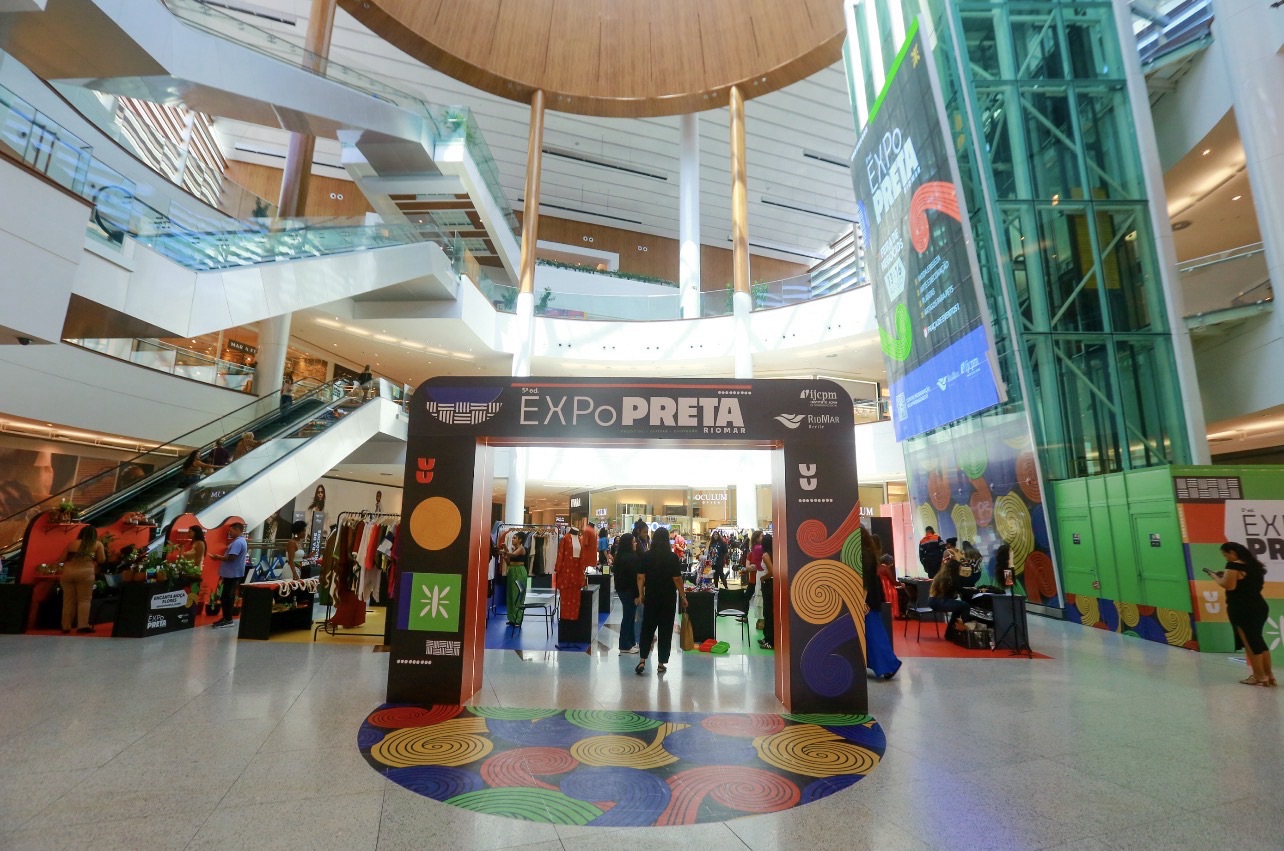 Expo Preta RioMar começou nesta quinta (13) com feira de afroempreendedorismo e show de Lia de Itamaracá