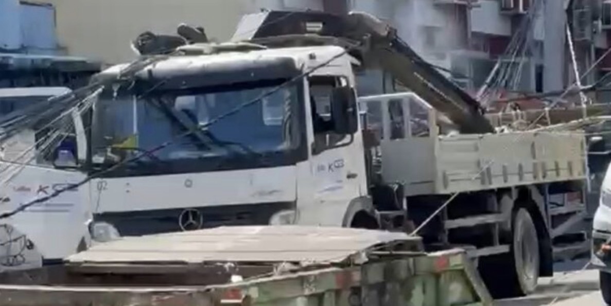 Caminhão derruba postes próximos à Pracinha de Boa Viagem e trava trânsito na Zona Sul