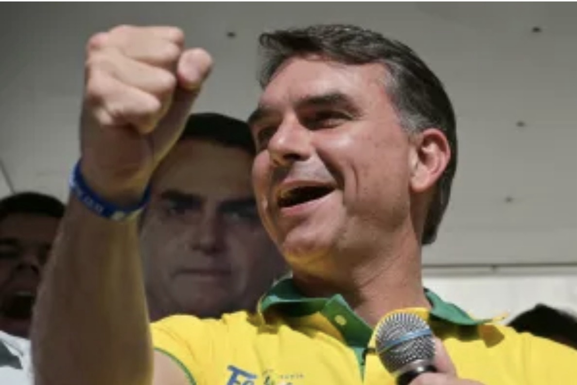Flávio Bolsonaro abre 6 pontos sobre Lula no 2° turno
