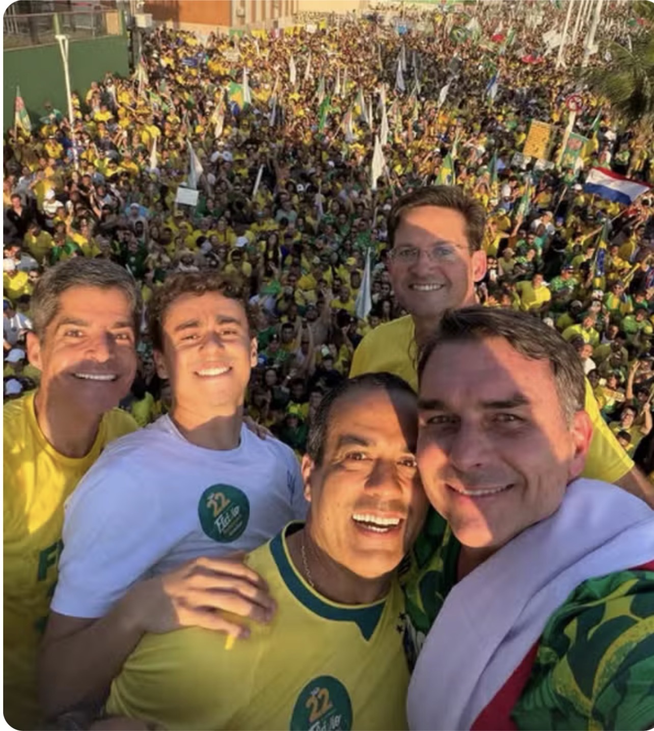 Ato de Flávio Bolsonaro reúne multidão no Farol da Barra, em Salvador