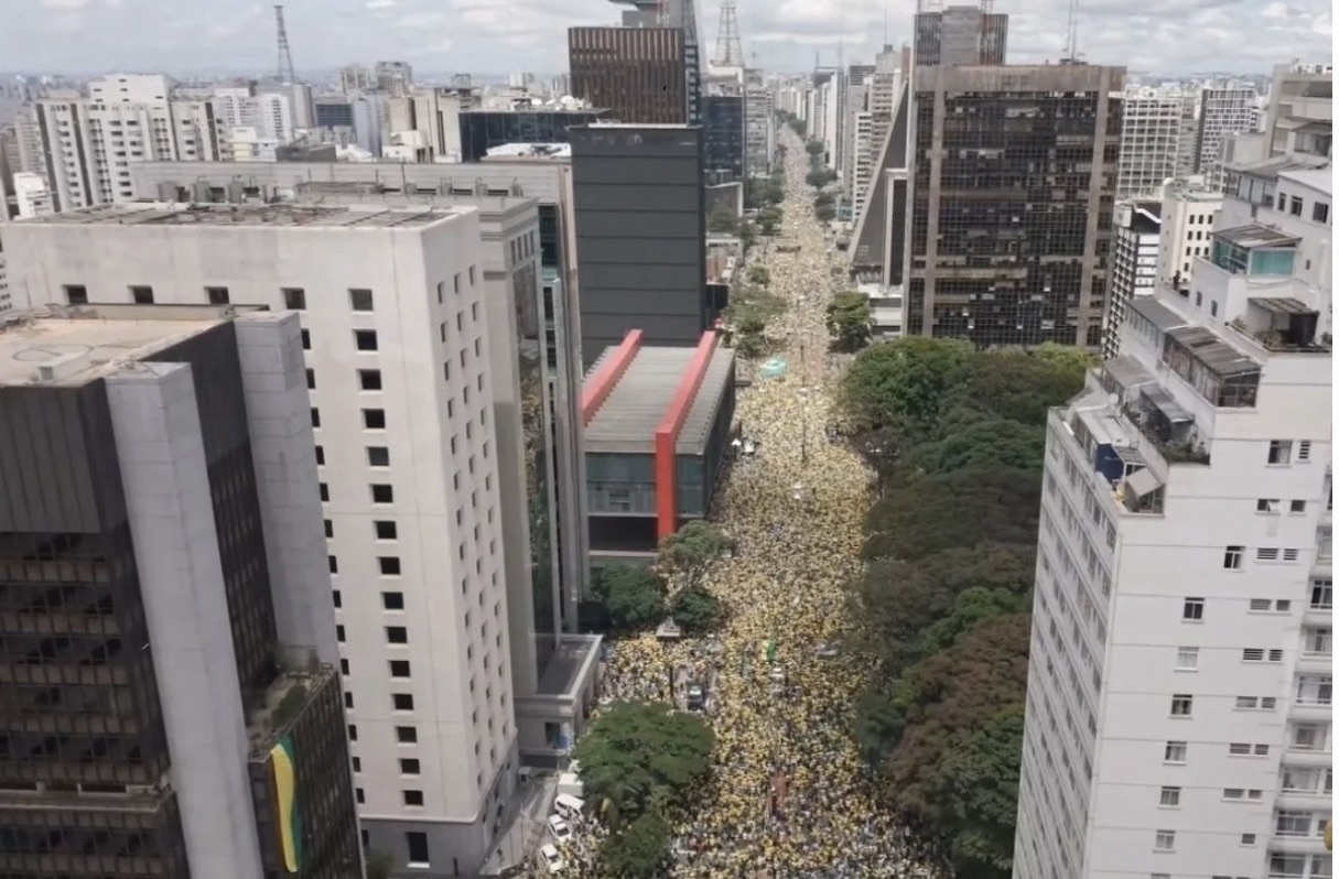Ato de Flávio Bolsonaro na Paulista reúne mais de 1 milhão de pessoas, segundo organização