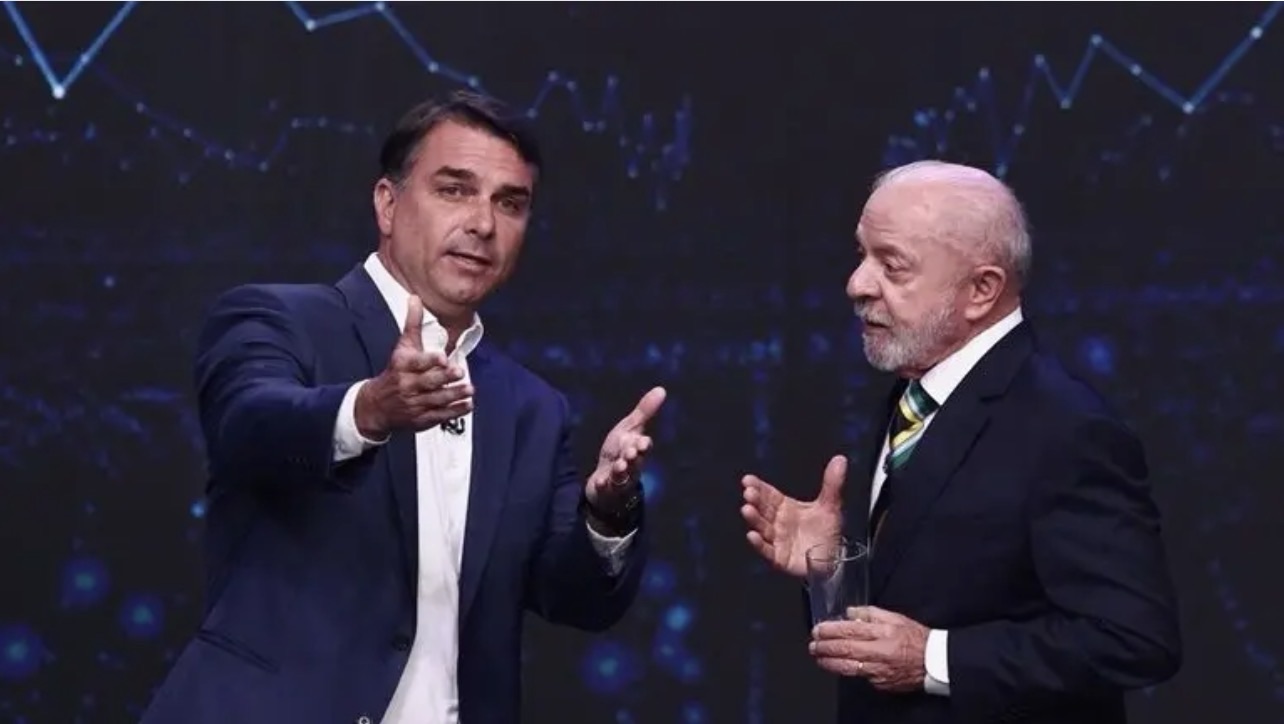 Flávio Bolsonaro coloca Lula na defensiva em momentos decisivos do debate da Band